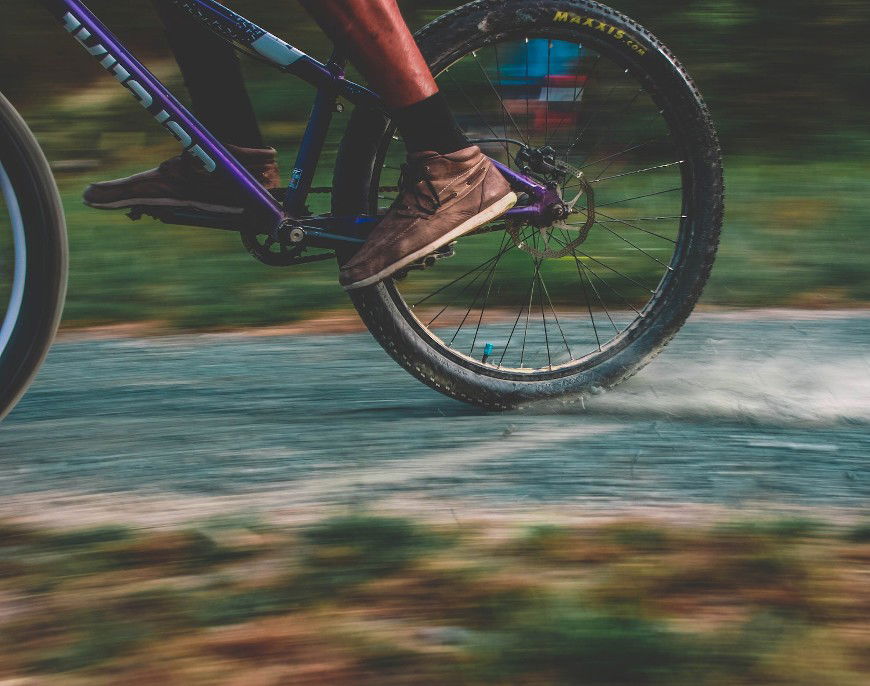 Rowery trekkingowe – dlaczego są świetne na wyprawy rowerowe po polnych drogach i lesie? Czy mogą konkurować z rowerami górskimi?